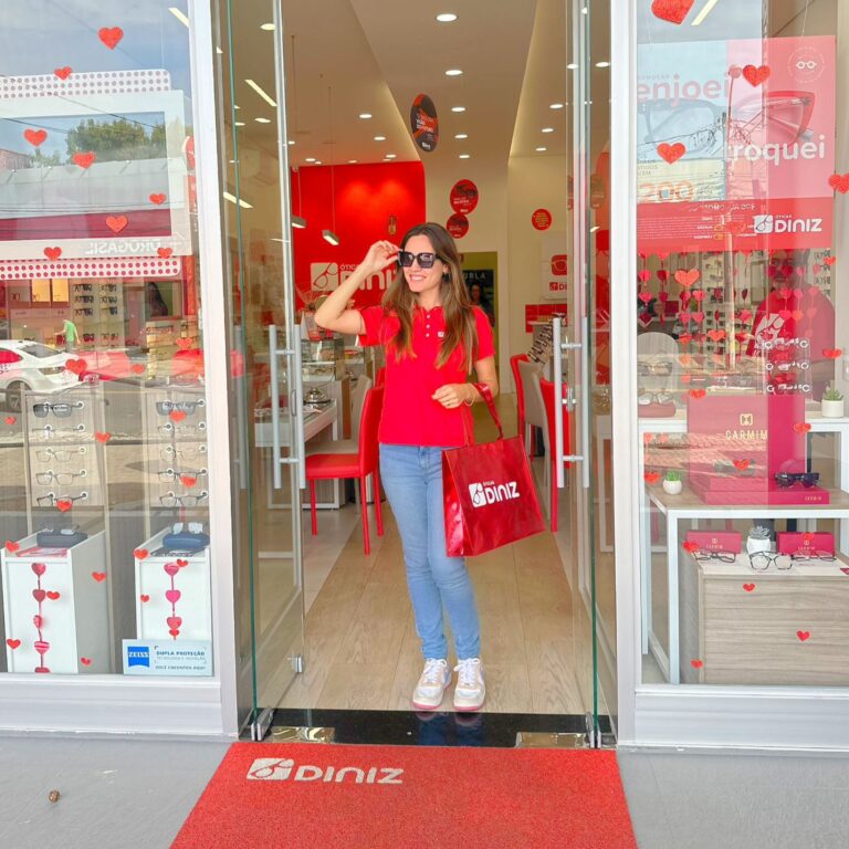 Mulher de frente à Óticas Diniz Campinas