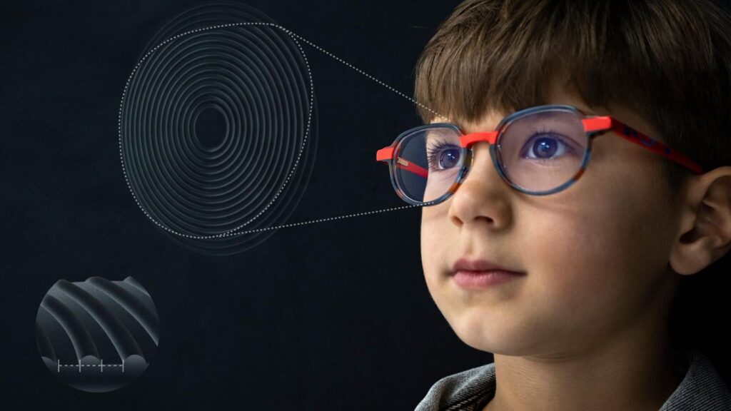 Criança usando óculos com lentes multifocais para visão de perto e longe em Campinas SP